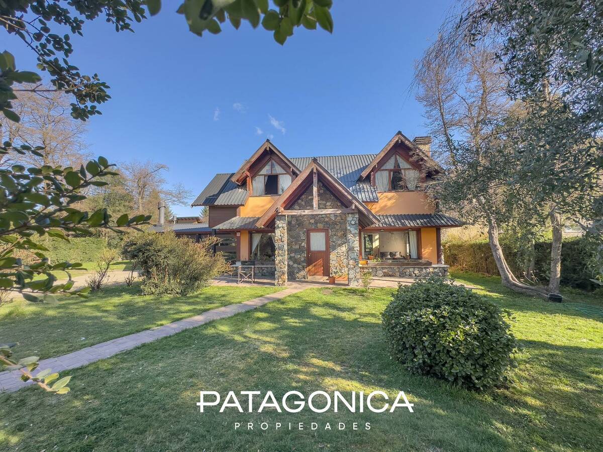 Stone-and-wood home with a large garden at El Once