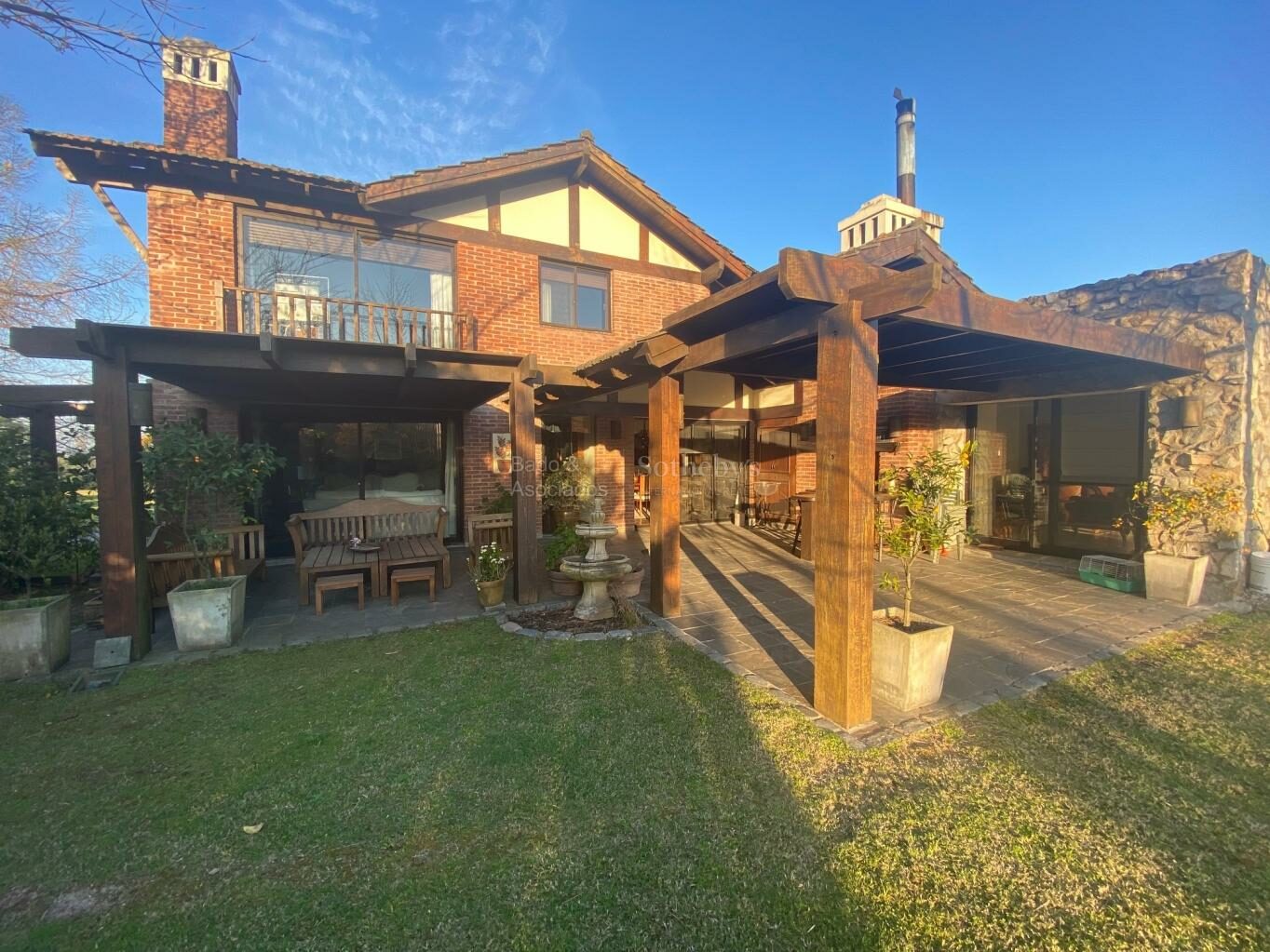 Brick-and-stone house at Lomas de la Tahona with a covered terrace and garden