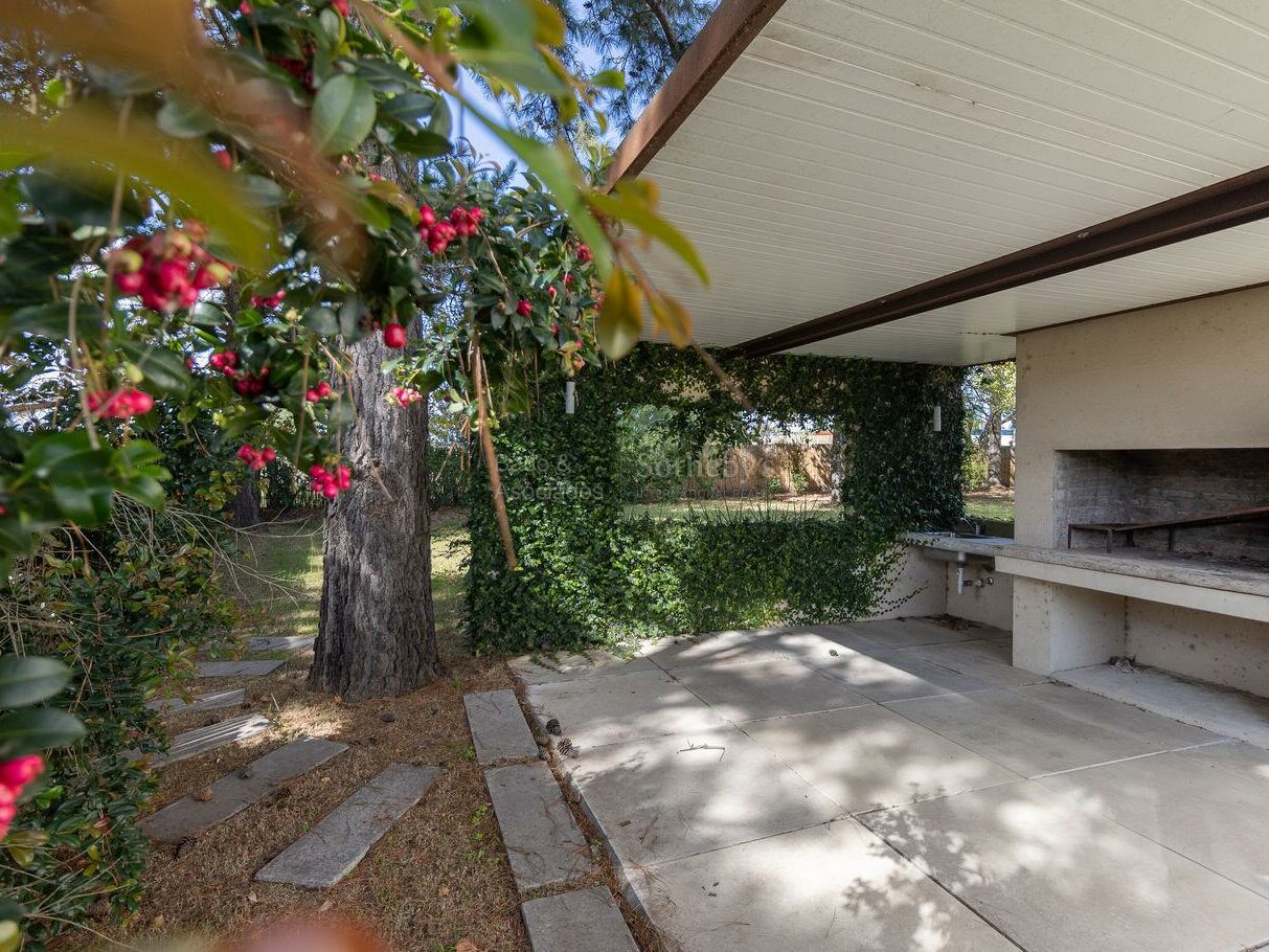 Covered barbecue area opening onto the garden