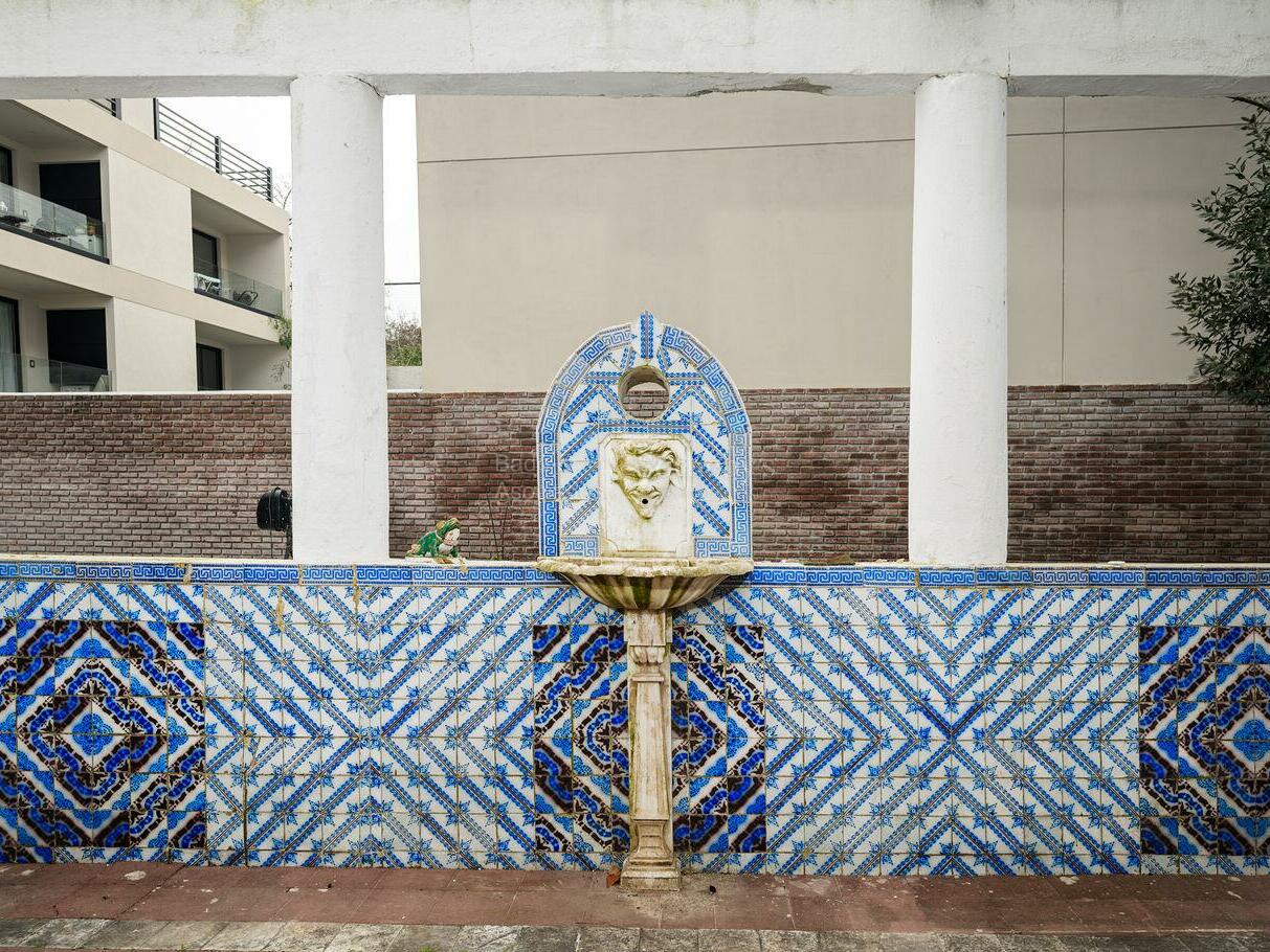 Courtyard with a fountain, columns and blue and white geometric tiles