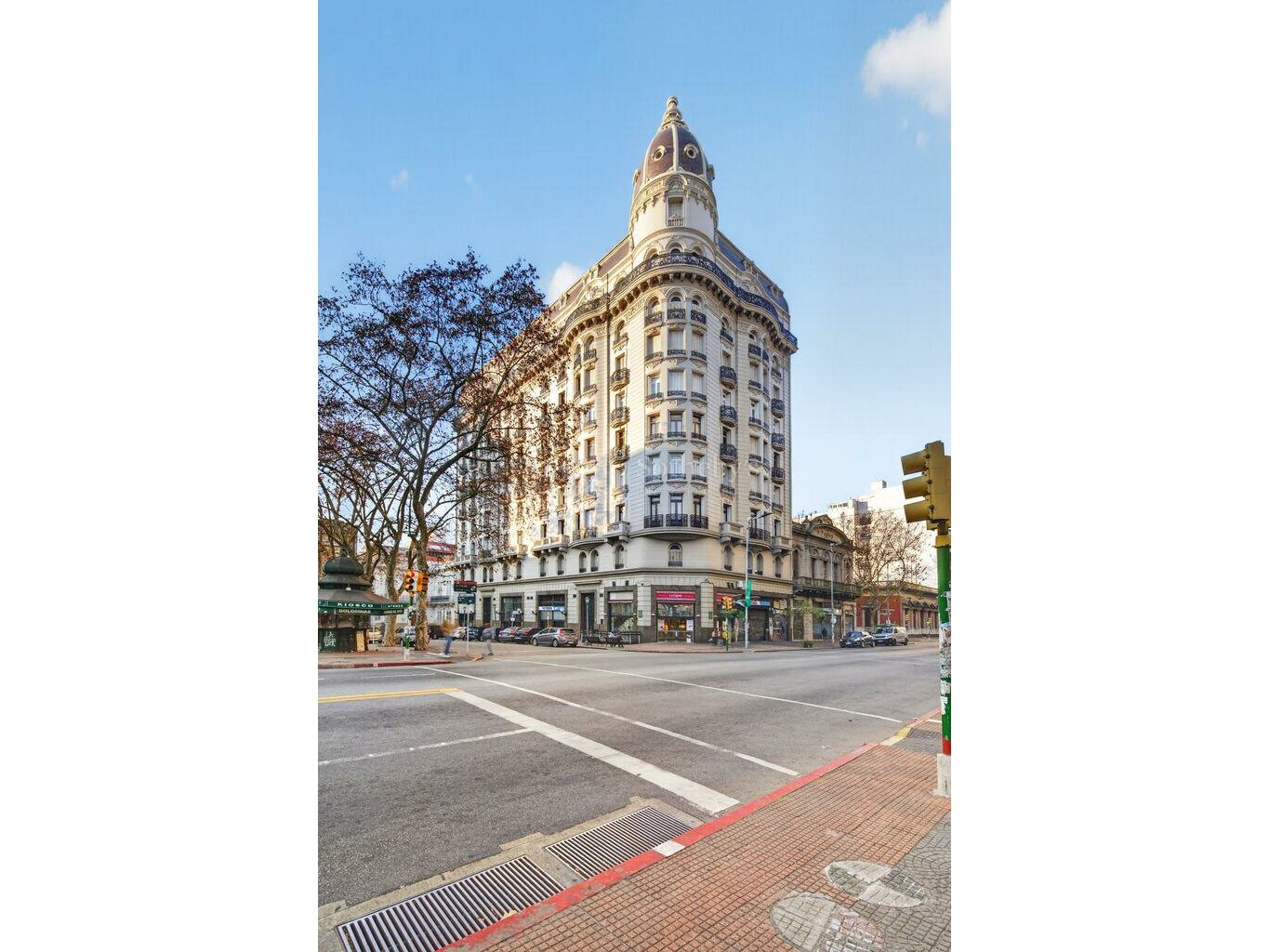 Palacio Montero, the 1925 heritage building on Plaza Cagancha that contains the apartment