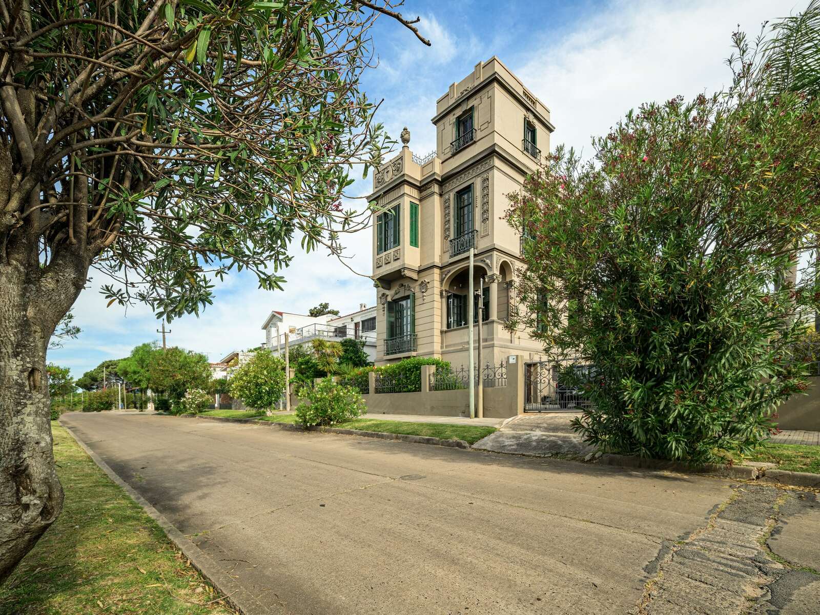 Daytime street view of the restored 1912 heritage home in Piriápolis and its neighbouring houses