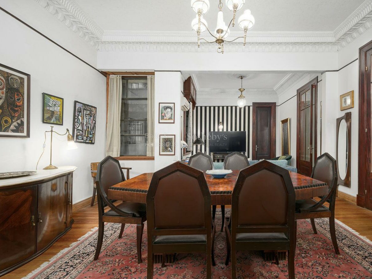 Dining and living space in the San Felipe y Santiago apartment