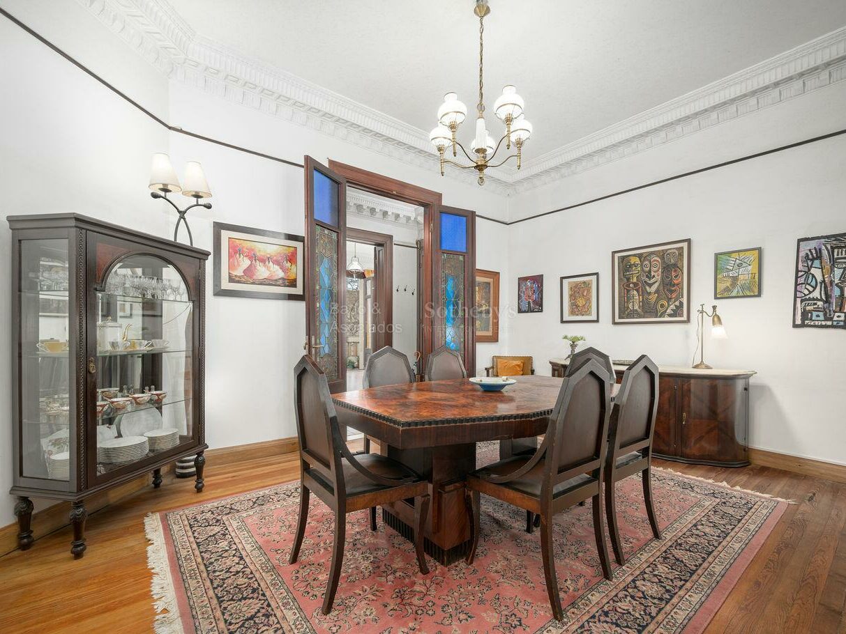 Ornamental plaster ceiling and stained glass doors in the San Felipe y Santiago apartment