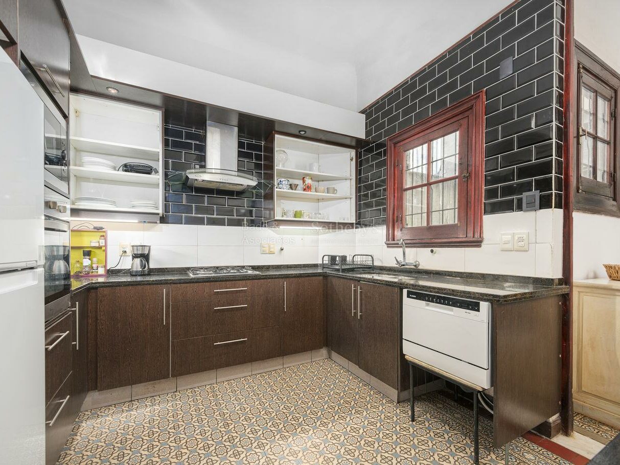 Updated kitchen in the San Felipe y Santiago apartment